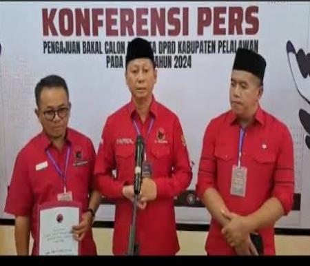 Ketua DPC PDIP Pelalawan, Syafrizal (tengah) optimis raihan kursi di DPRD Kabupaten Pelalawan tinggi (foto/int)